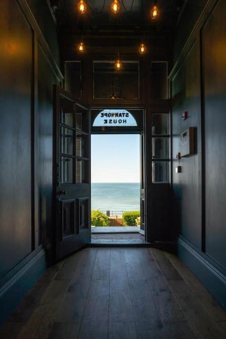 Stylish Beachfront Apartment, Sweeping Ocean Views And Luxury Touches ハーン・ベイ エクステリア 写真