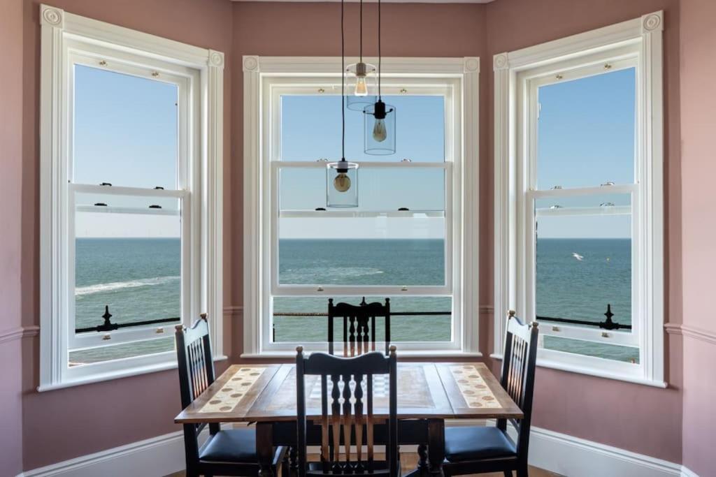 Stylish Beachfront Apartment, Sweeping Ocean Views And Luxury Touches ハーン・ベイ エクステリア 写真